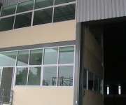 ​โกดังให้เช่าโรงงานให้เช่า อยู่ใกล้นิคมอุตสาหกรรมปิ่นทอง 2 และท่าเรือแหลมฉบัง เพียง 13 กิโล อยู่ถนนทางหลวงหมายเลข 7 กรุงเทพฯพัทยา อำเภอศรีราชาจังหวัดชลบุรี 