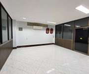 โรงงานให้เช่าโกดังให้เช่ามีออฟฟิศ2ชั้นตกแต่งพร้อมใช้งานอยู่ถนนเศรษฐกิจหนึ่งถนนบางปลาอำเภอกระทุ่มแบนจังหวัดสมุทรสาครโรงงานอยู่ติดถนนใหญ่เข้าออกสะดวก