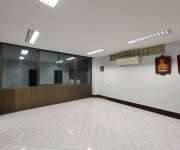 โรงงานให้เช่าโกดังให้เช่ามีออฟฟิศ2ชั้นตกแต่งพร้อมใช้งานอยู่ถนนเศรษฐกิจหนึ่งถนนบางปลาอำเภอกระทุ่มแบนจังหวัดสมุทรสาครโรงงานอยู่ติดถนนใหญ่เข้าออกสะดวก