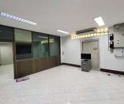 โรงงานให้เช่าโกดังโรงงานฉีดพลาสติกให้เช่ามีออฟฟิศ2ชั้นตกแต่งพร้อมใช้งานอยู่ถนนเศรษฐกิจ1ถนนบางปลาอำเภอเมืองจังหวัดสมุทรสาครโรงงานอยู่ติดถนนใหญ่เข้าออกสะดวก