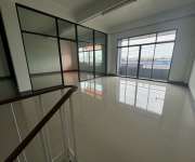 ขายโรงงานมินิแฟคอยู่ ซอยเชิดมหาชัย ตำบลบางน้ำจืด อำเภอเมือง จังหวัดสมุทรสาครพื้นที่ใช้สอยประมาณ 530 ตรม เนื้อที่ 123 ตารางวาสร้างเต็มเนื้อที่เลย