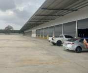 โรงงานโกดัง-ให้เช่าโกดัง-คลังสินค้าให้เช่าสร้างใหม่อยู่ตำบลเขาคันทรงอำเภอศรีราชาจังหวัดชลบุรีใกล้นิคมอุตสาหกรรมอีสเทิร์นซีบอร์ดนิคมปิ่นทองห่างจากท่าเรือแหลมฉบัง25กิโลเมตราคาเช่าตารางเมตรล่ะ 150 บาทต่อเดือน